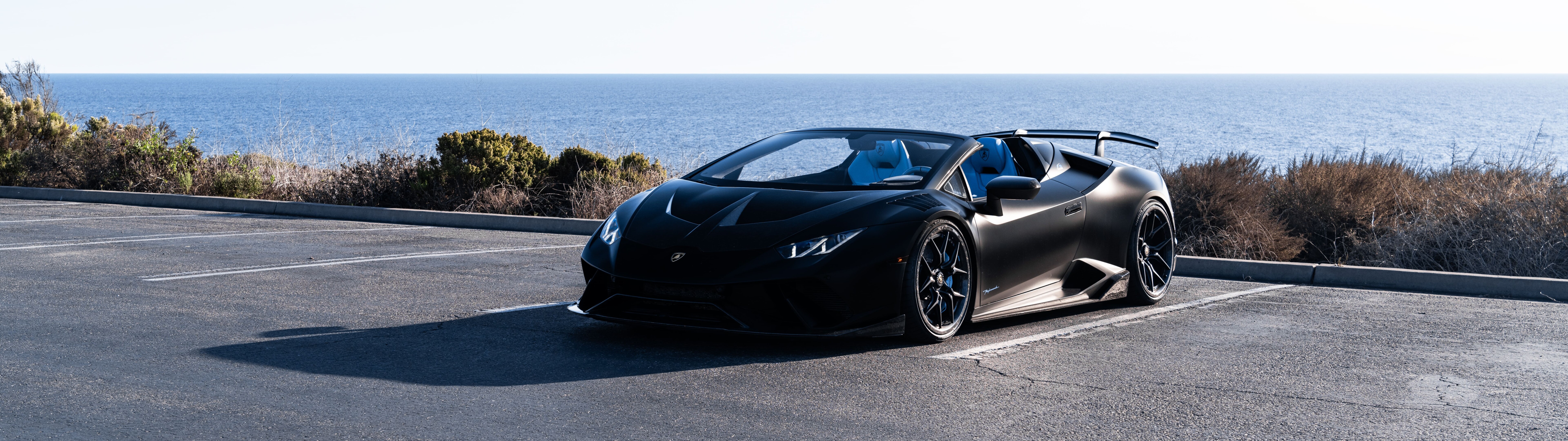 Une Lamborghini Huracán, supercar haute performance, photographiée dans une pose dynamique.