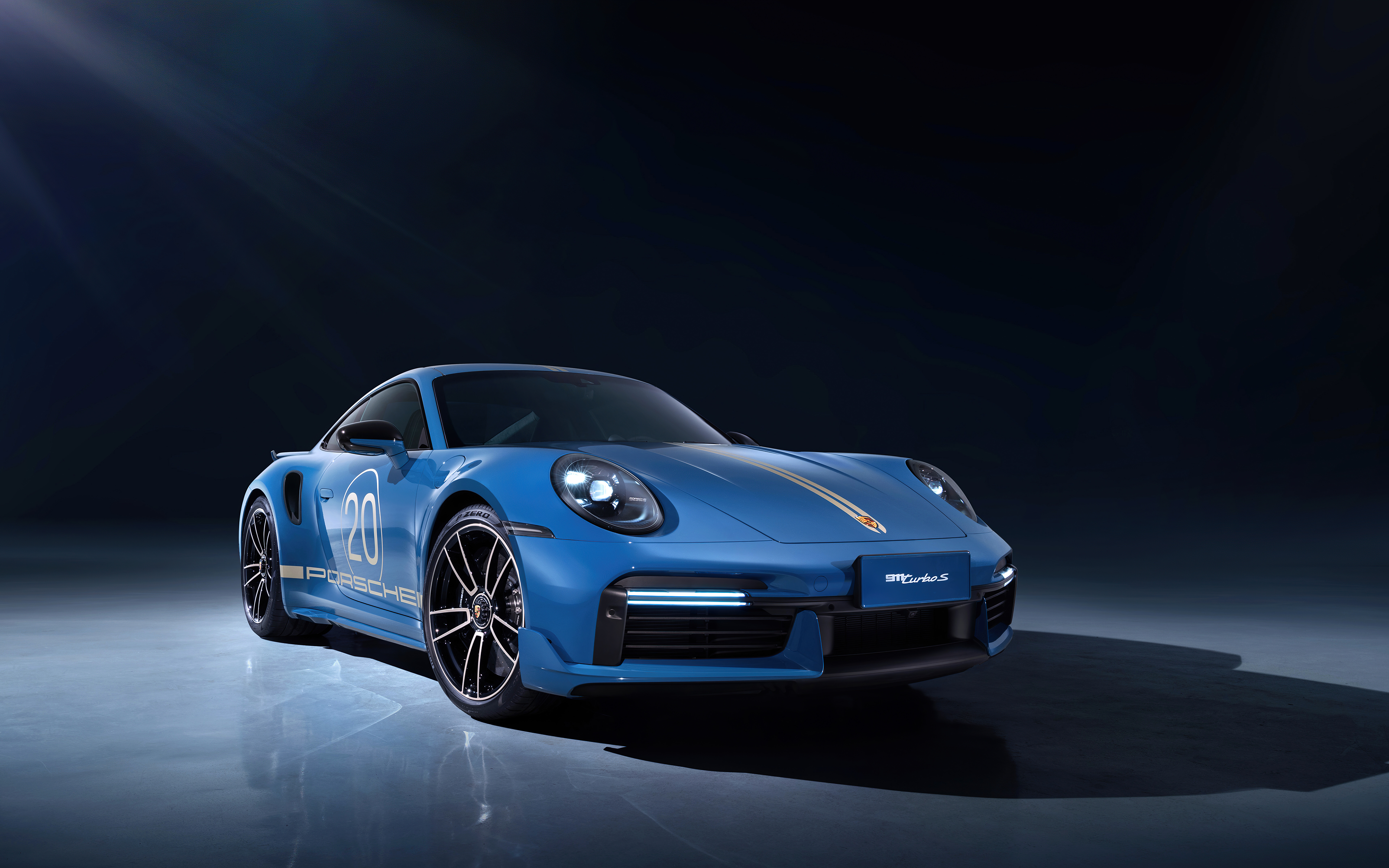 Une vue détaillée d’une Porsche 911 Turbo, voiture de sport élégante et performante, mettant en valeur ses lignes aérodynamiques emblématiques.