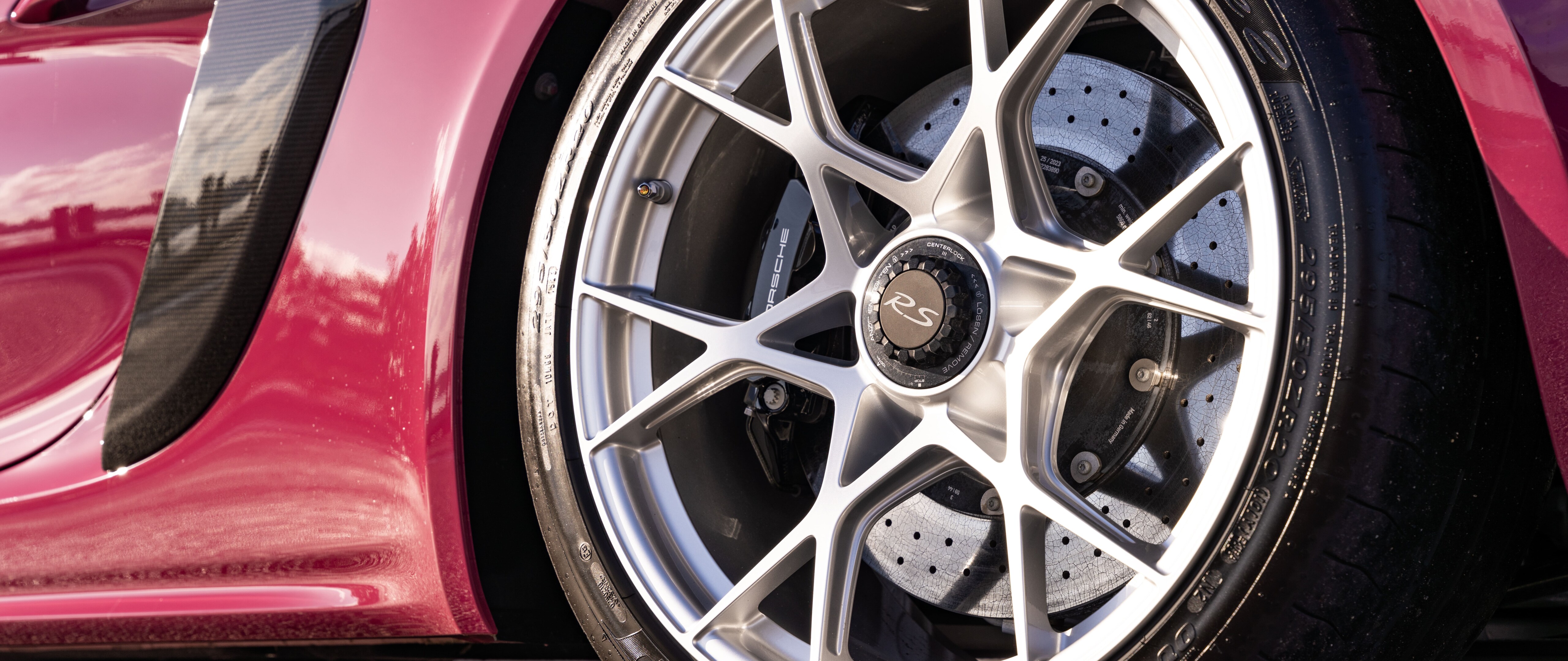 Une voiture de sport Porsche élégante et performante, capturée dans une lumière magnifique.