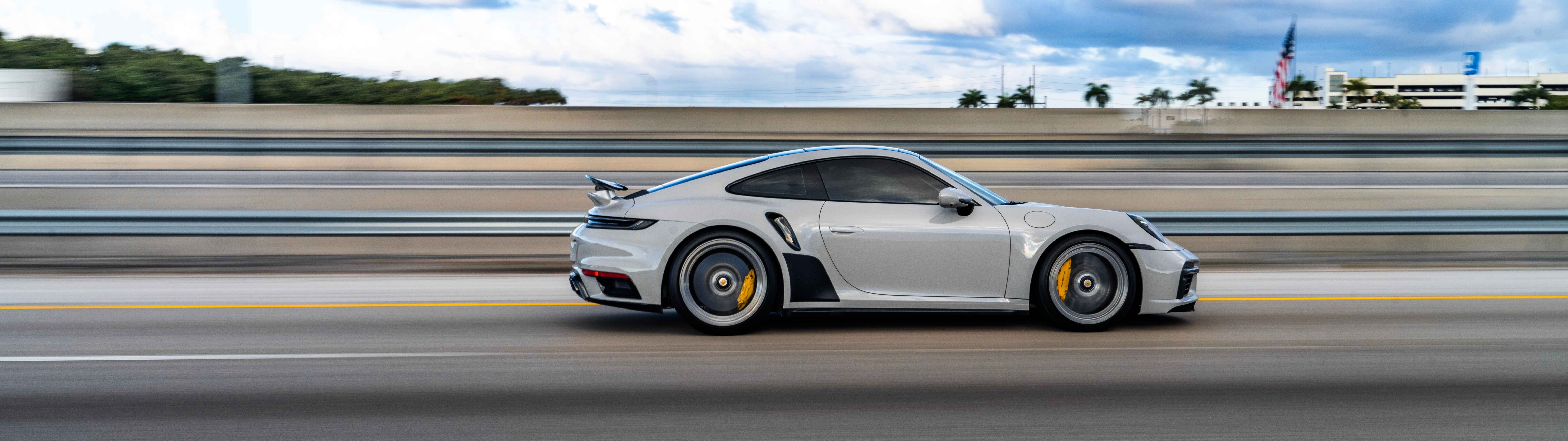 Une vue rapprochée d’une voiture de sport Porsche de luxe, caractérisée par un design élégant et une finition métallique.