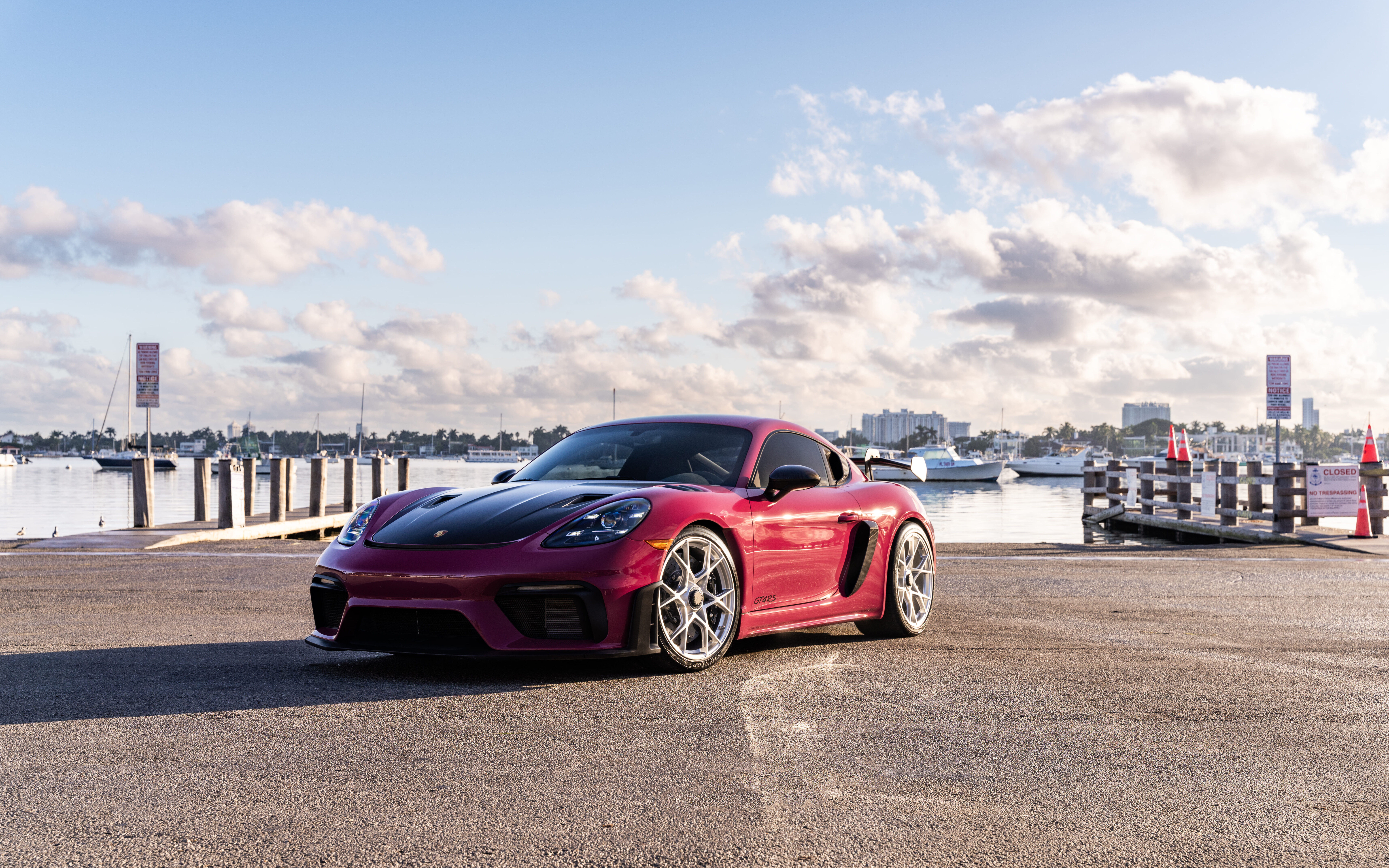 Une vue rapprochée d’une voiture de sport Porsche haute performance, mettant en valeur son design luxueux et son extérieur soigné.