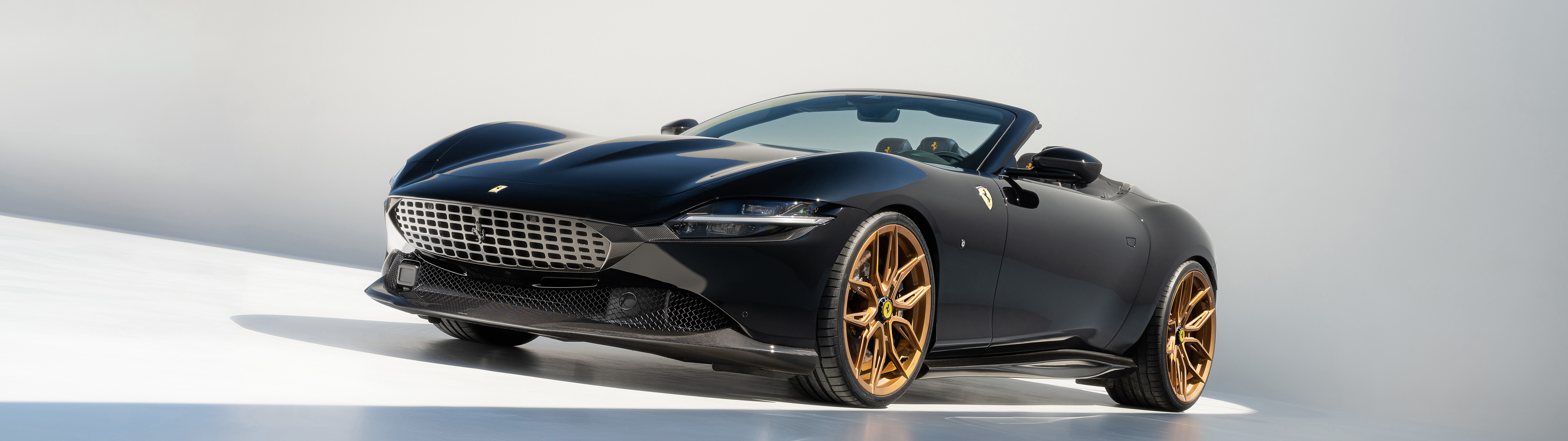 Une élégante et raffinée Ferrari Roma, voiture de sport de luxe, qui met en valeur ses lignes aérodynamiques et ses finitions de haute qualité.