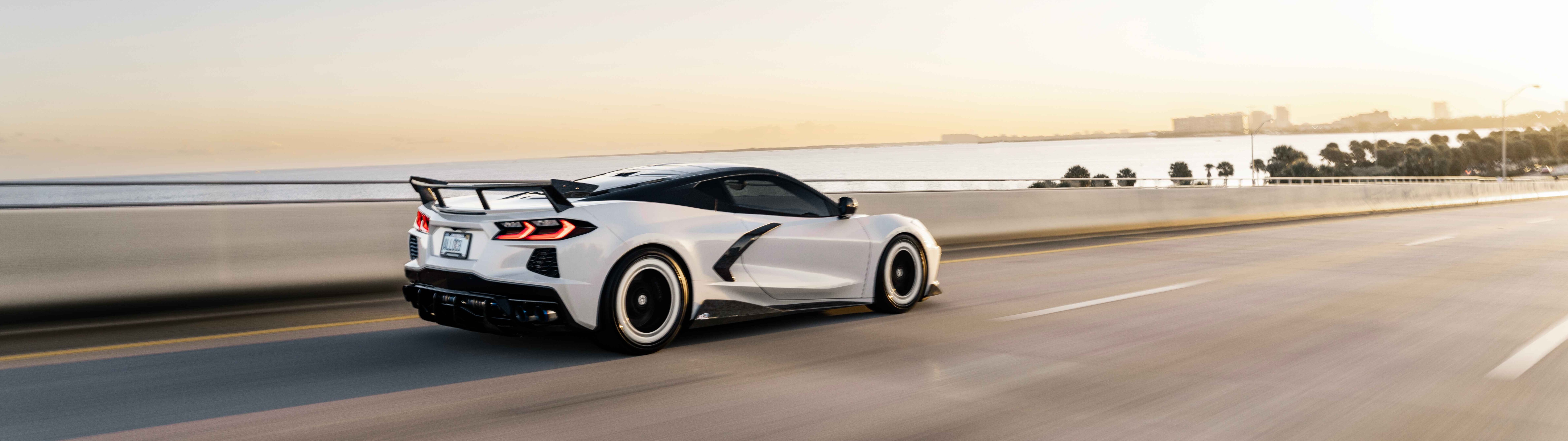 Une voiture de sport Chevrolet Corvette C8 haute performance, dotée de lignes élégantes et aérodynamiques et d’un design moderne.