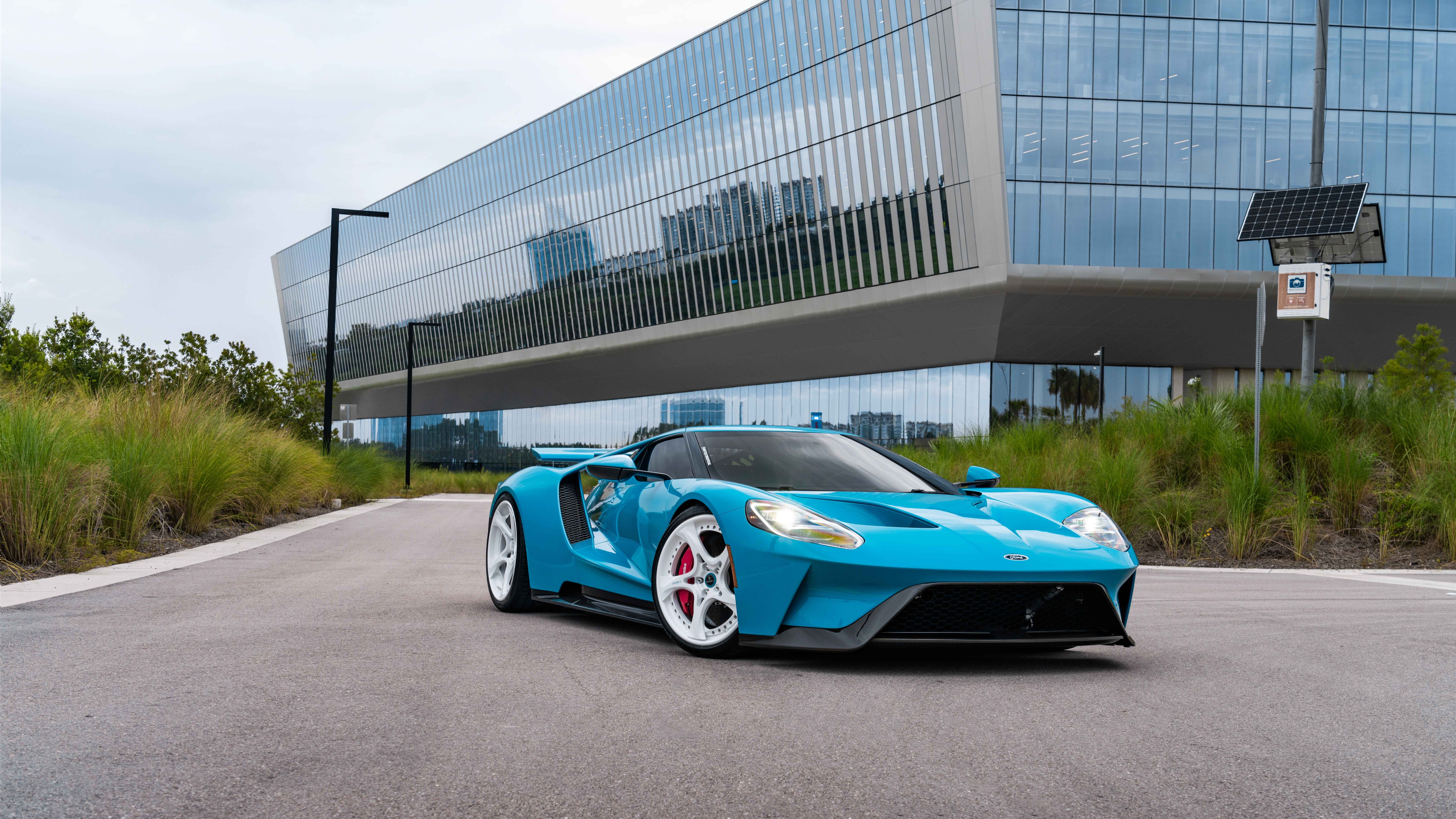 Une Ford GT, supercar haute performance, dotée de son design aérodynamique emblématique et de ses lignes élégantes.