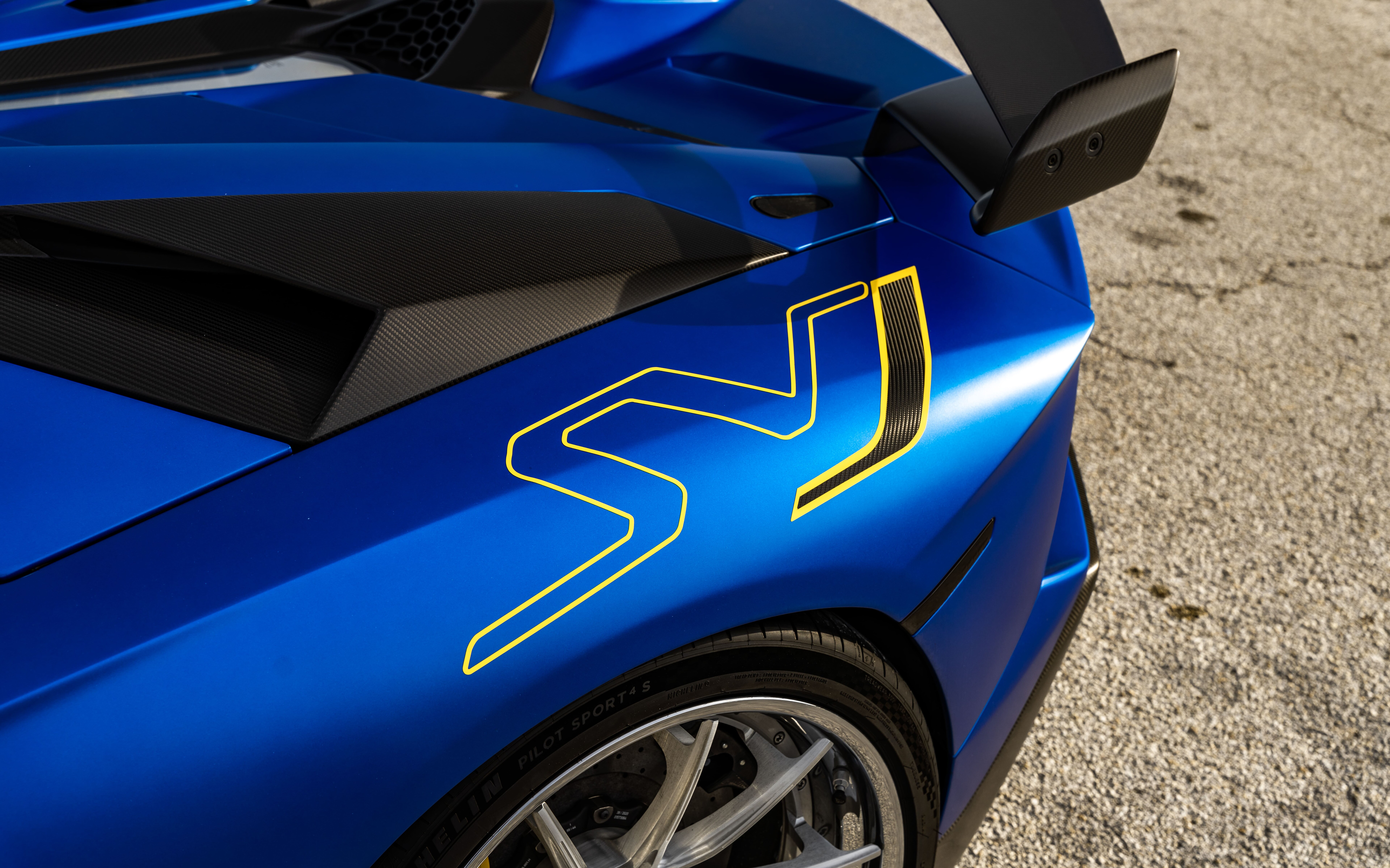 Une Lamborghini Aventador SVJ élégante et puissante, dotée de son design aérodynamique caractéristique et d’une face avant audacieuse.