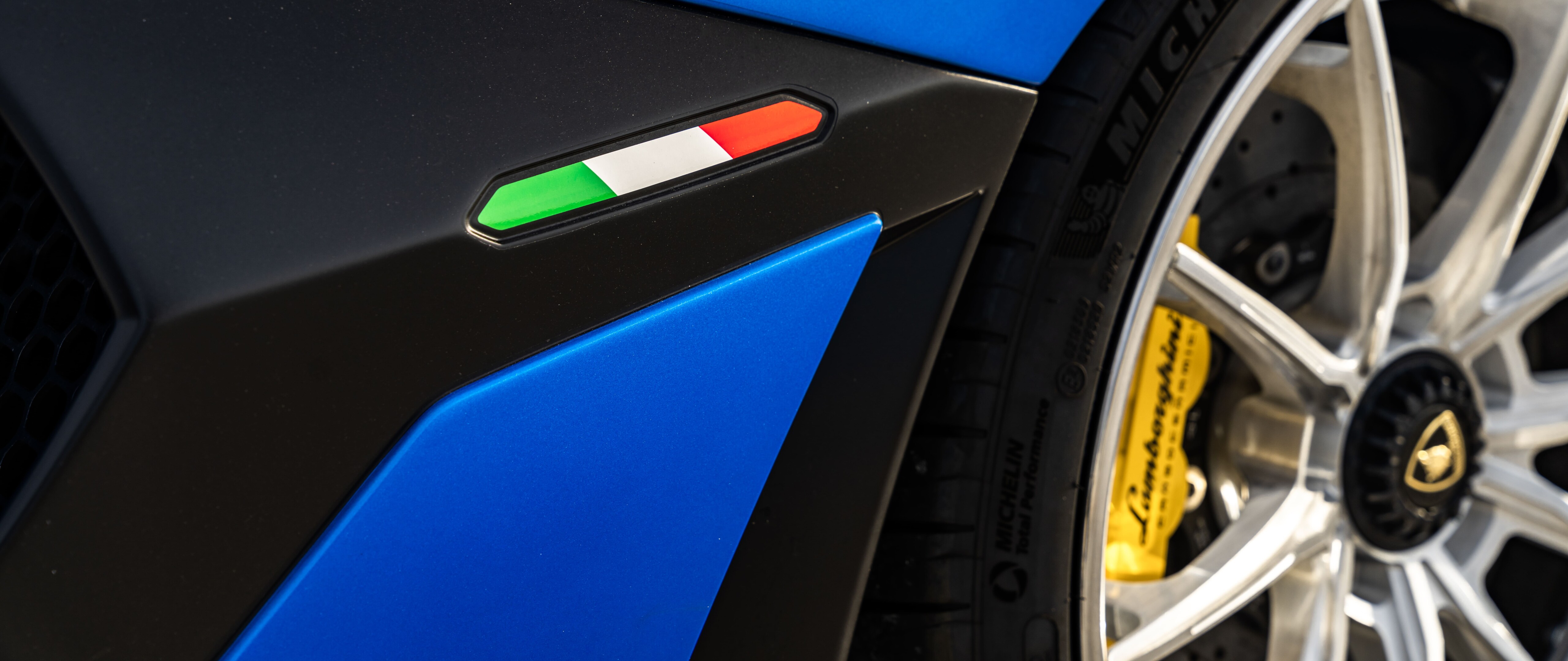 Une Lamborghini Aventador SVJ, une supercar haute performance, mettant en valeur son design aérodynamique.