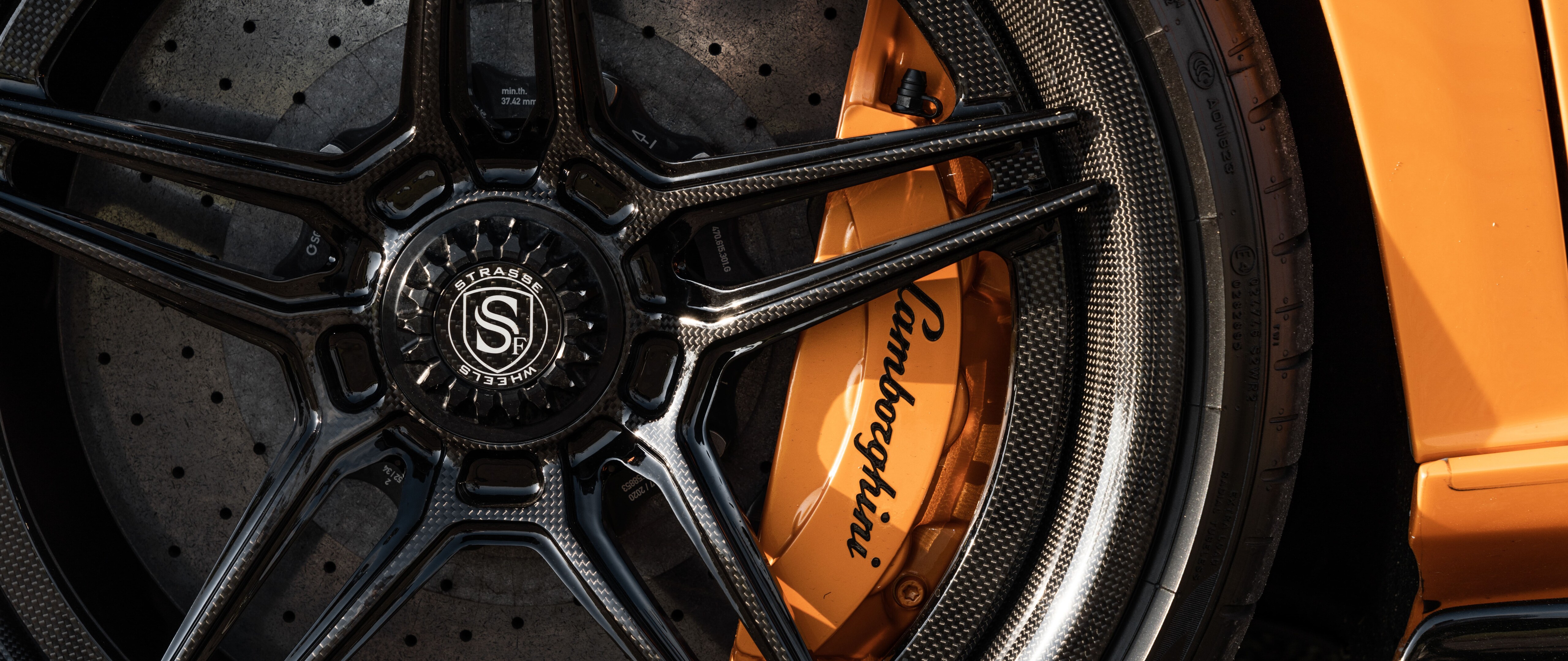 Une Lamborghini Aventador SVJ, une supercar haute performance, dans un environnement dynamique.