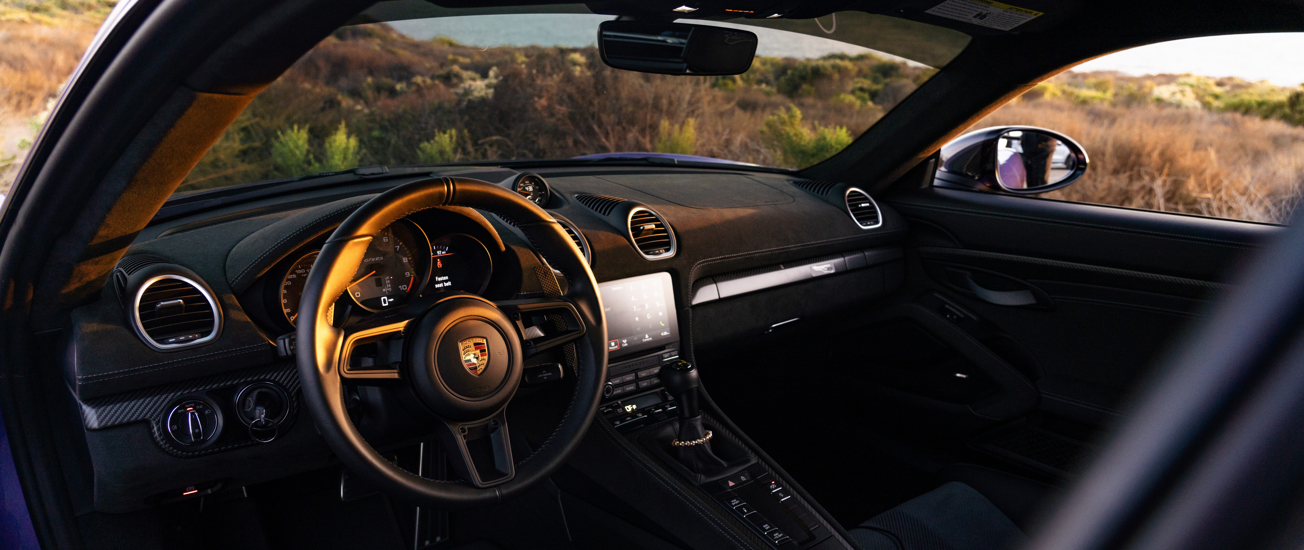 Une Porsche GT3 RS, voiture de sport élégante et performante, qui met en valeur son design aérodynamique.