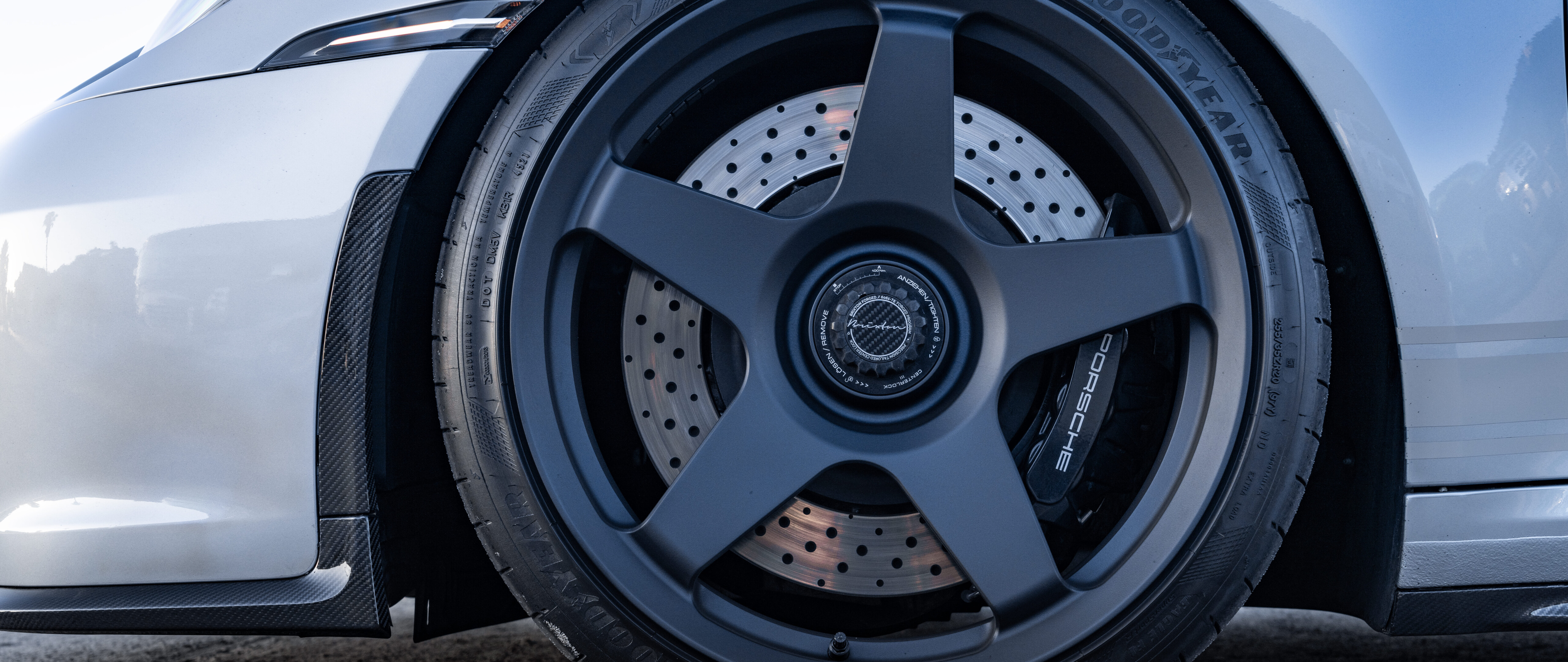 Une photo détaillée d’une Porsche GT3 RS, une voiture de sport haute performance.