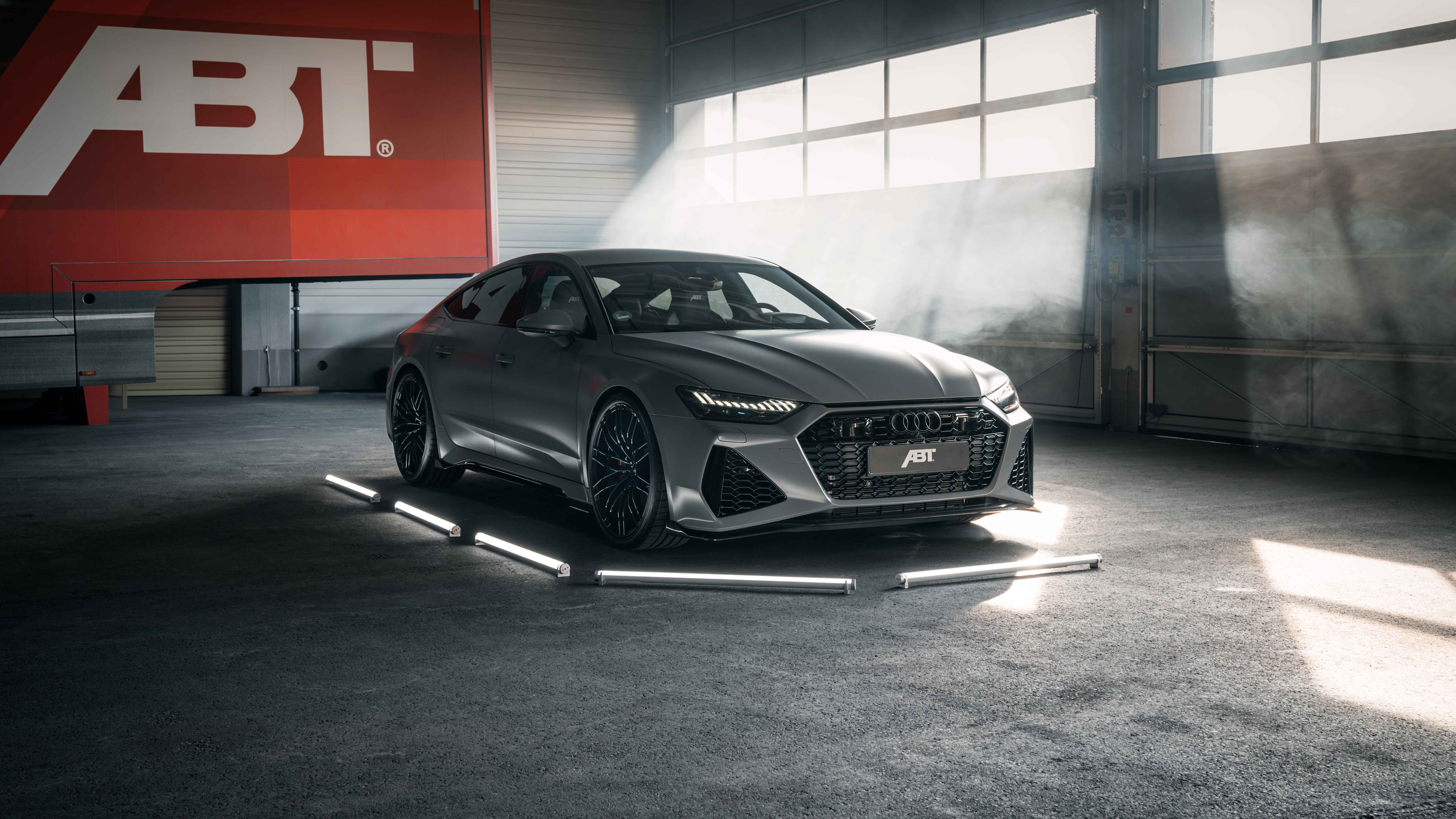 Une Audi RS7, voiture de sport de luxe à la performance exceptionnelle, dotée d’un design élégant et aérodynamique ainsi que d’une peinture métallisée.