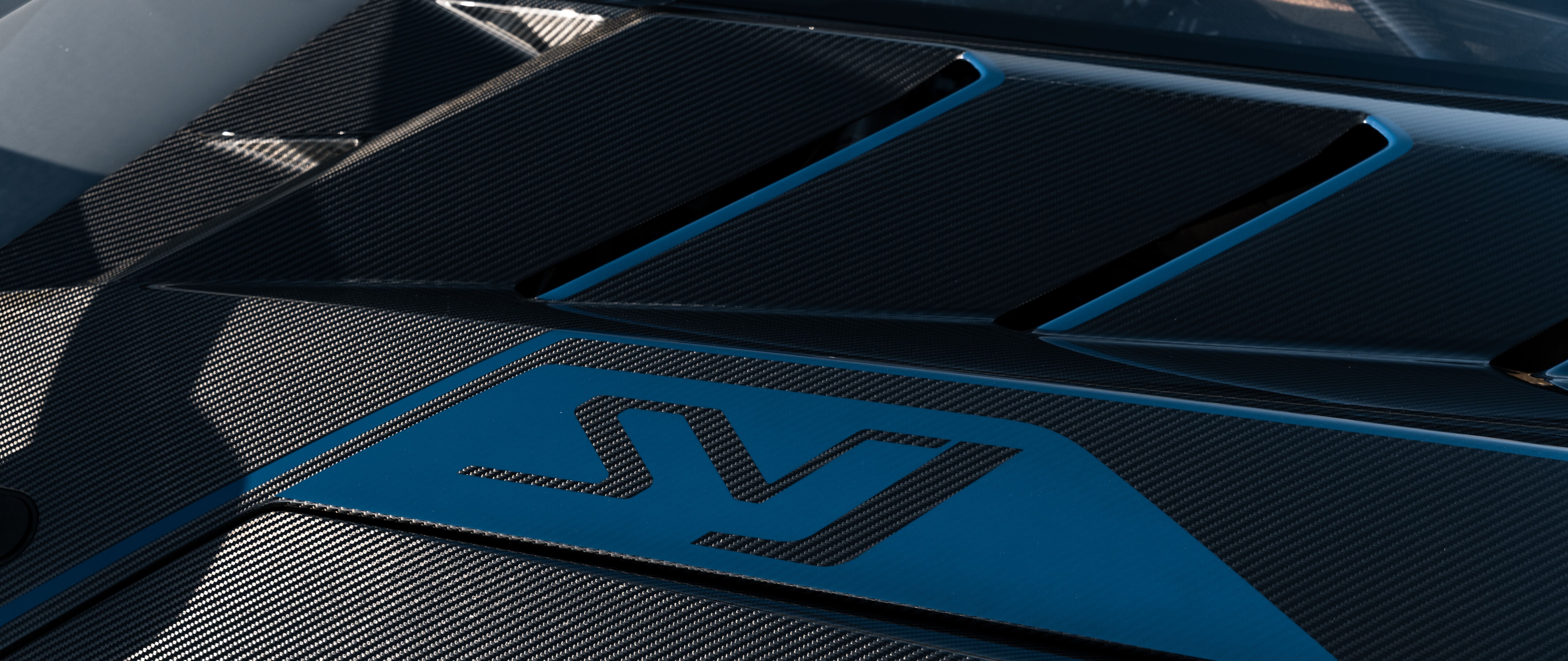 Une supercar Lamborghini haute performance dotée d’une carrosserie profilée et aérodynamique, ainsi que d’une finition extérieure luxueuse et brillante.