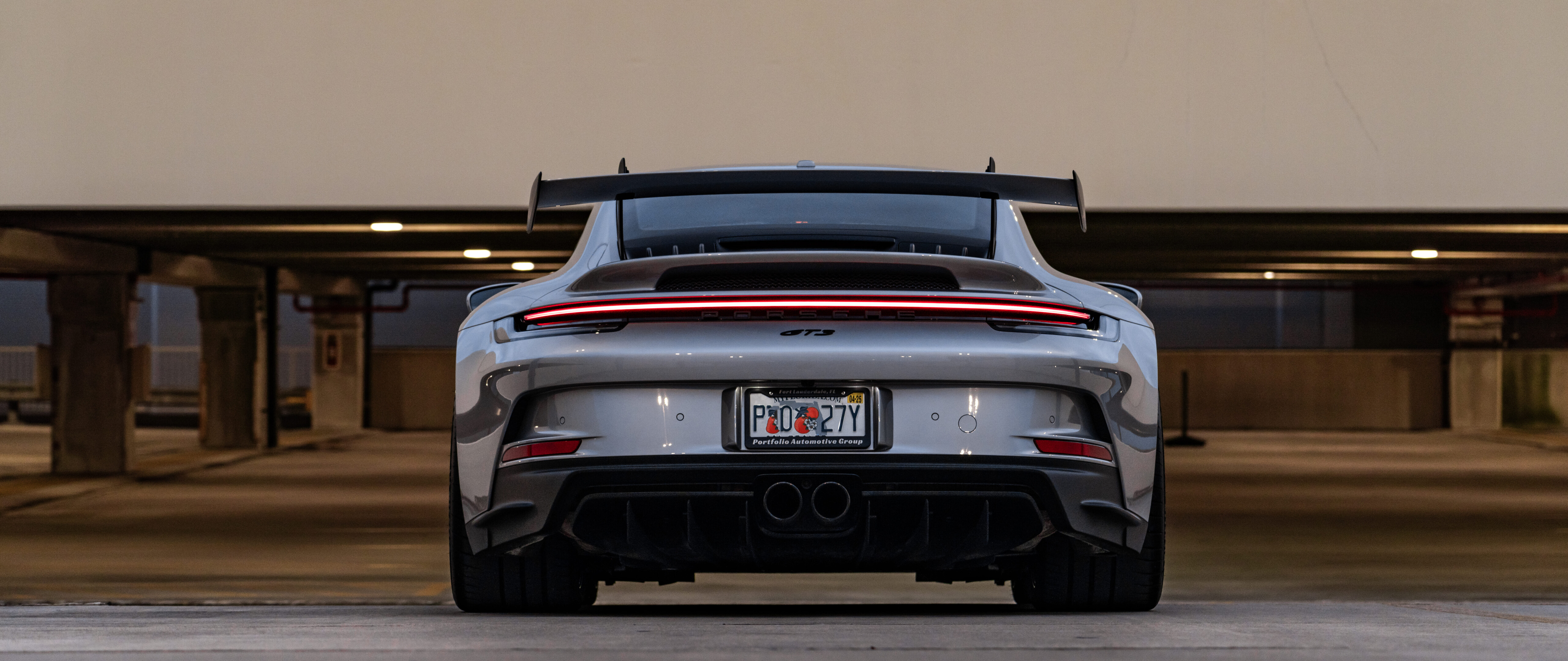 Une vue rapprochée et détaillée d’une Porsche 911 GT3 RS, une voiture de sport haute performance.