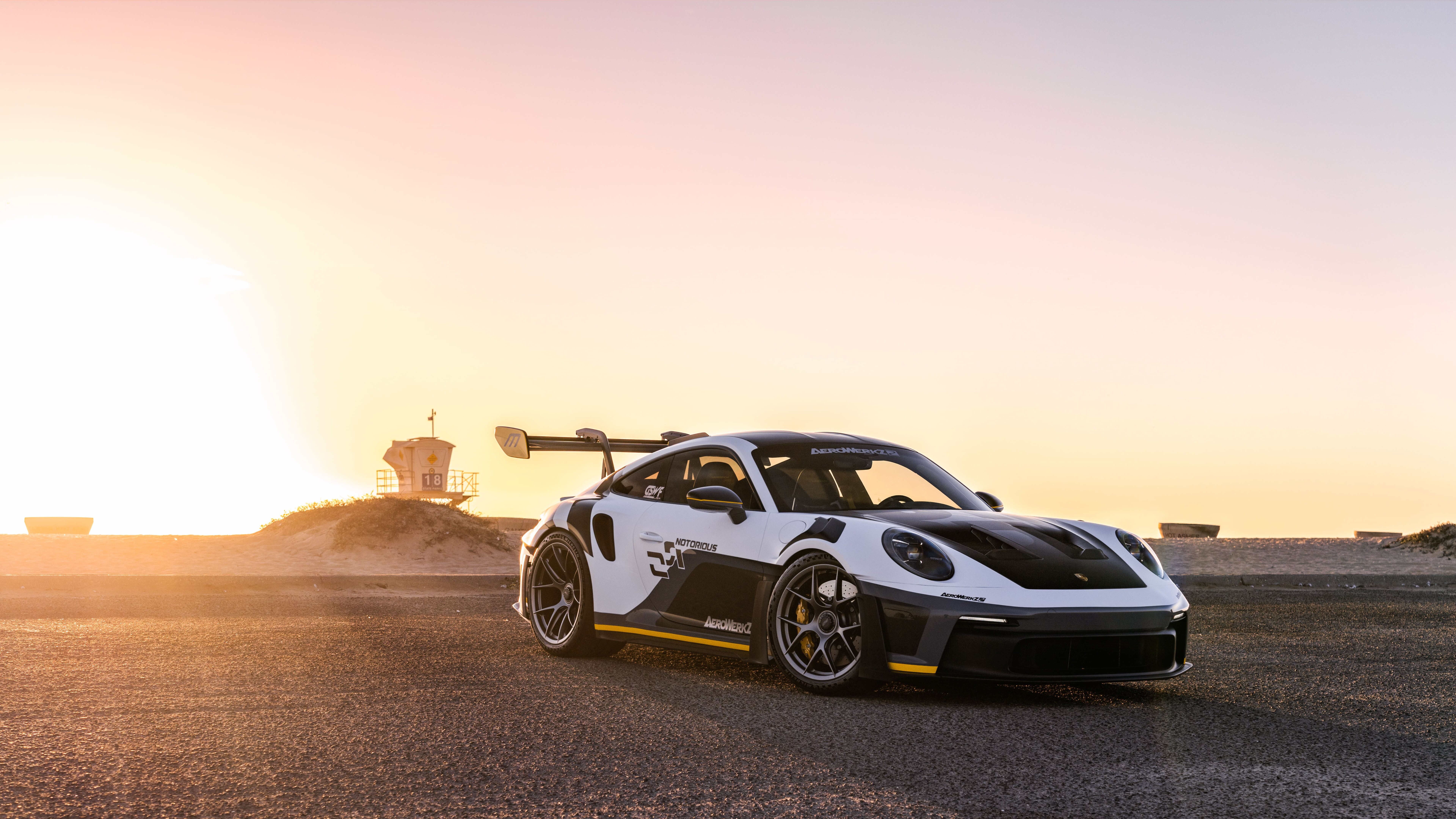 Une voiture de sport Porsche GT3 RS haute performance, dotée d’une carrosserie aérodynamique au design audacieux et d’un grand aileron arrière.