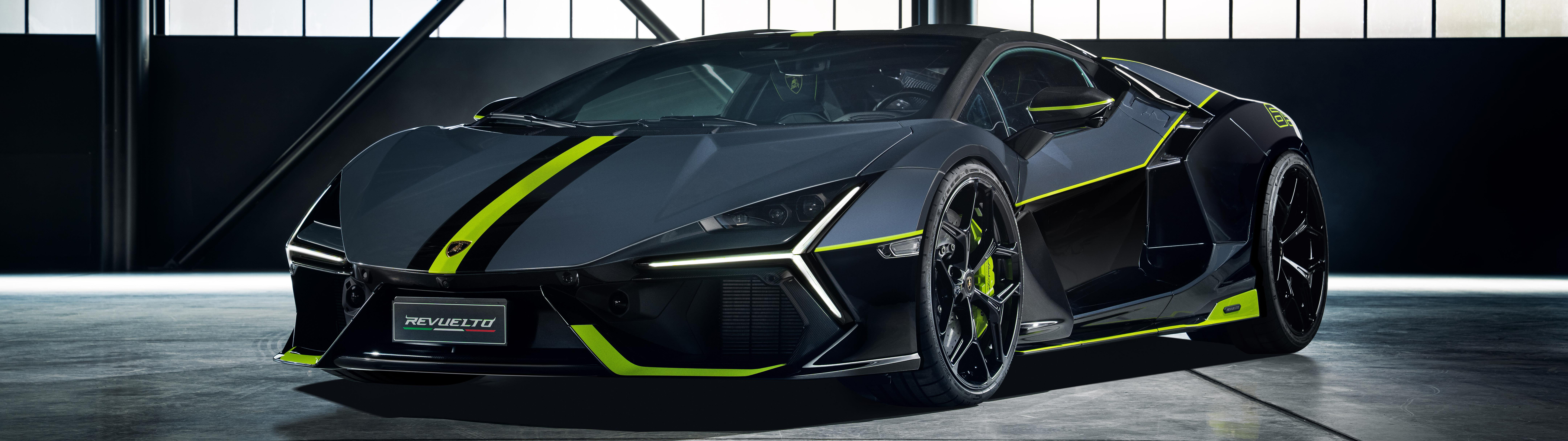 Un véhicule concept élégant, entièrement noir, qui allie le design aérodynamique d’une Ducati Panigale V4 à la silhouette agressive d’une supercar Lamborghini.