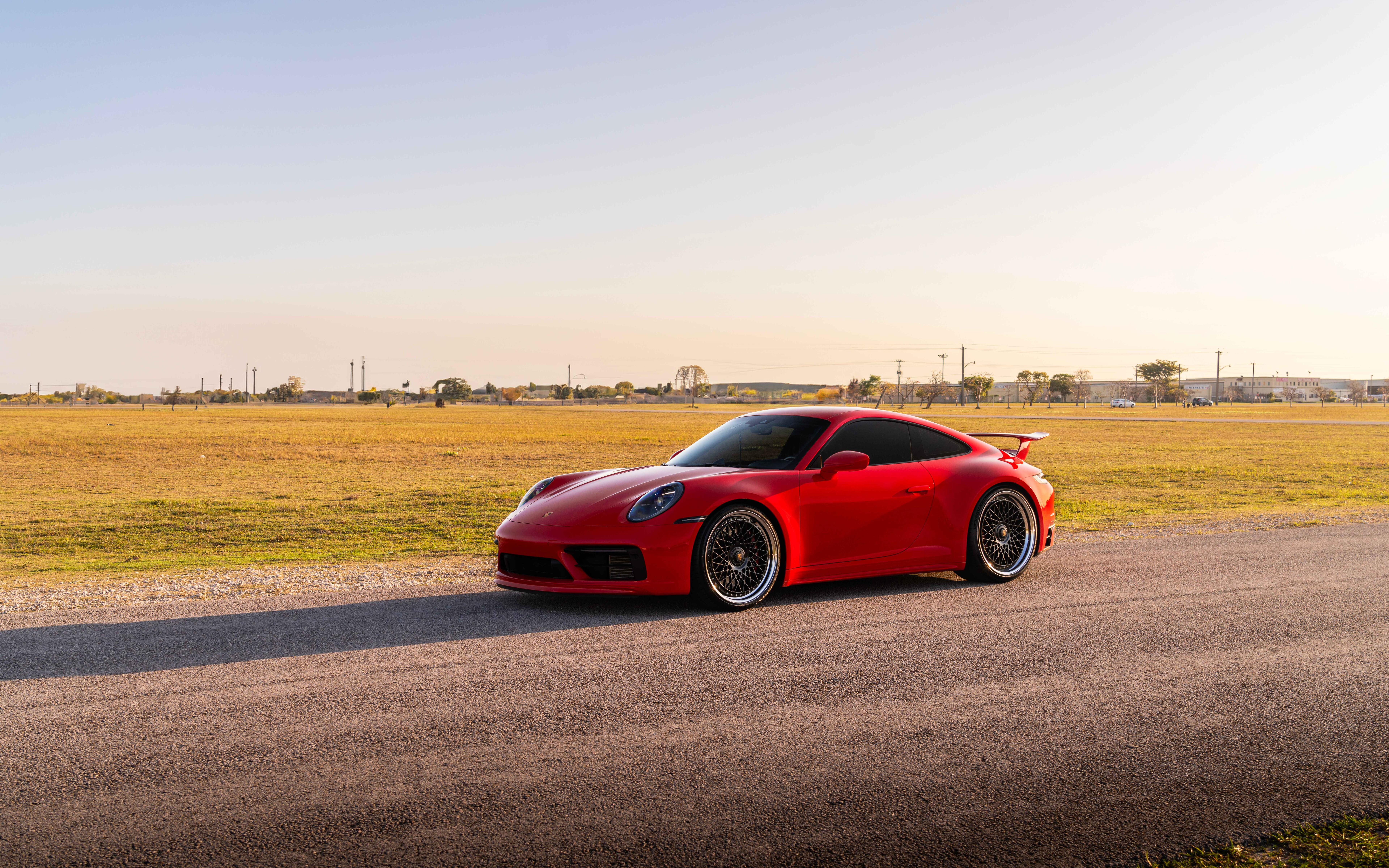 Une Porsche 992 GTS, voiture de sport élégante et performante, dotée d’un design aérodynamique moderne et d’un style luxueux.