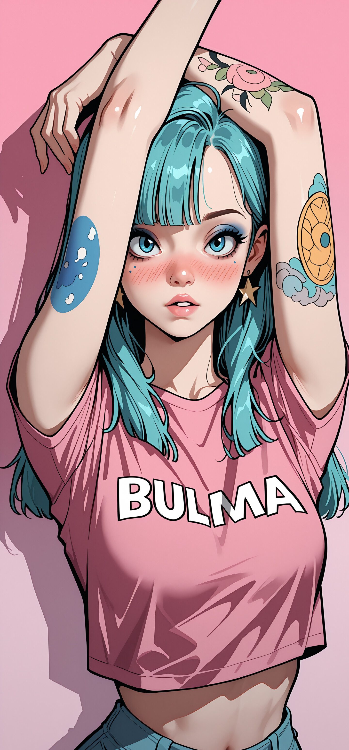 Une illustration de Bulma, personnage de Dragon Ball, dans un style d’animation japonaise (anime). Elle a les cheveux et les yeux bleus. Elle porte un débardeur rose avec le mot « BULMA » écrit dessus, un jean bleu et des boucles d’oreilles en forme d’étoiles. Elle a des tatouages de roses sur le bras et prend la pose, les mains derrière la tête, sur un fond rose.
