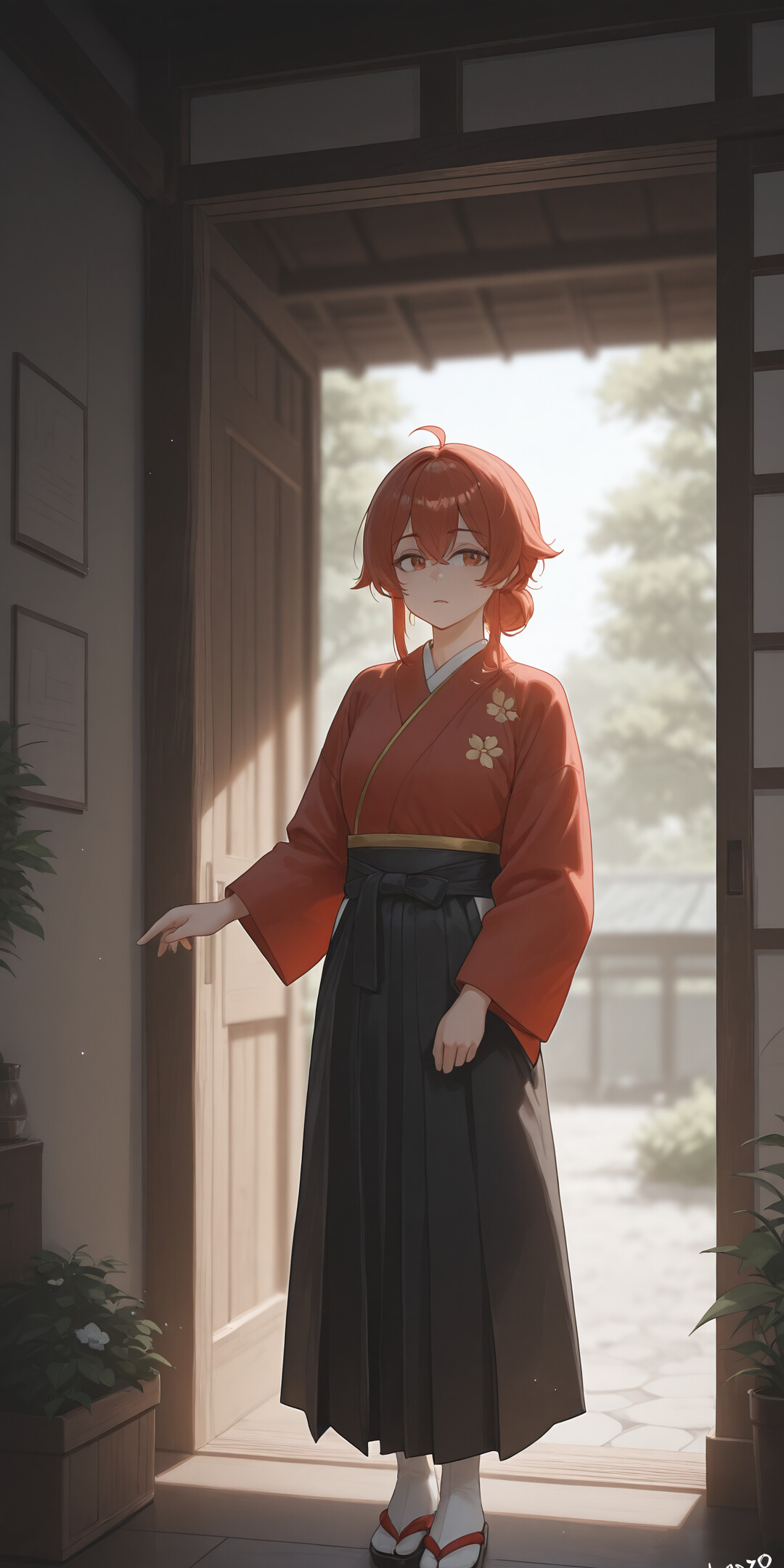 Une jeune femme, représentée dans un style d’animation japonaise, avec de longs cheveux blonds et portant une longue robe blanche, se tient devant une porte vert foncé. Elle tient quelque chose dans ses mains et est encadrée par deux grandes plantes en pot, sous un ciel ensoleillé.