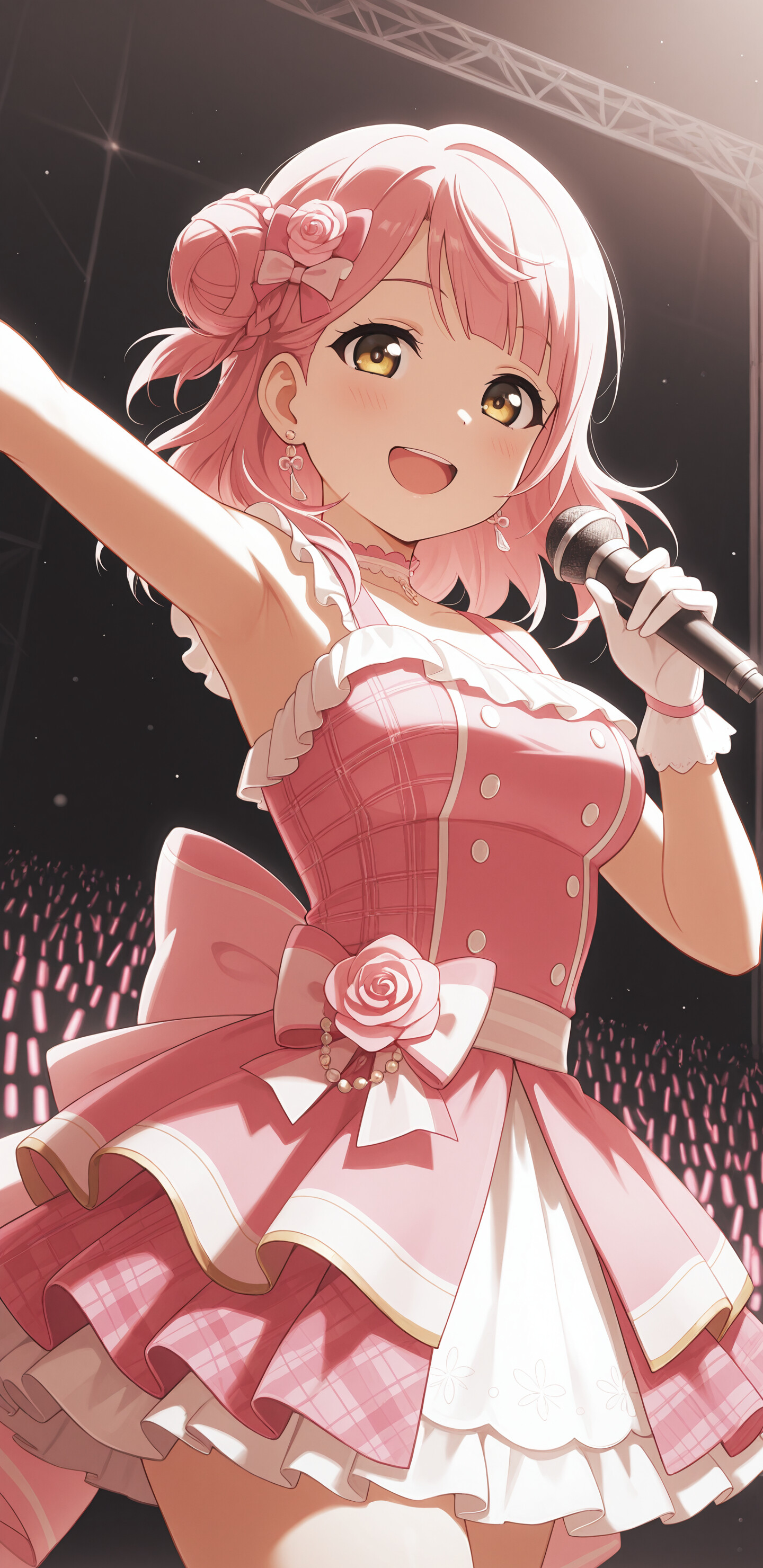 Ayumu Uehara, de Love Live! Nijigasaki High School Idol Club, sourit largement en chantant dans un micro sur scène, vêtue d’un costume d’idole élaboré, aux couleurs rose et blanc, et orné de motifs floraux.