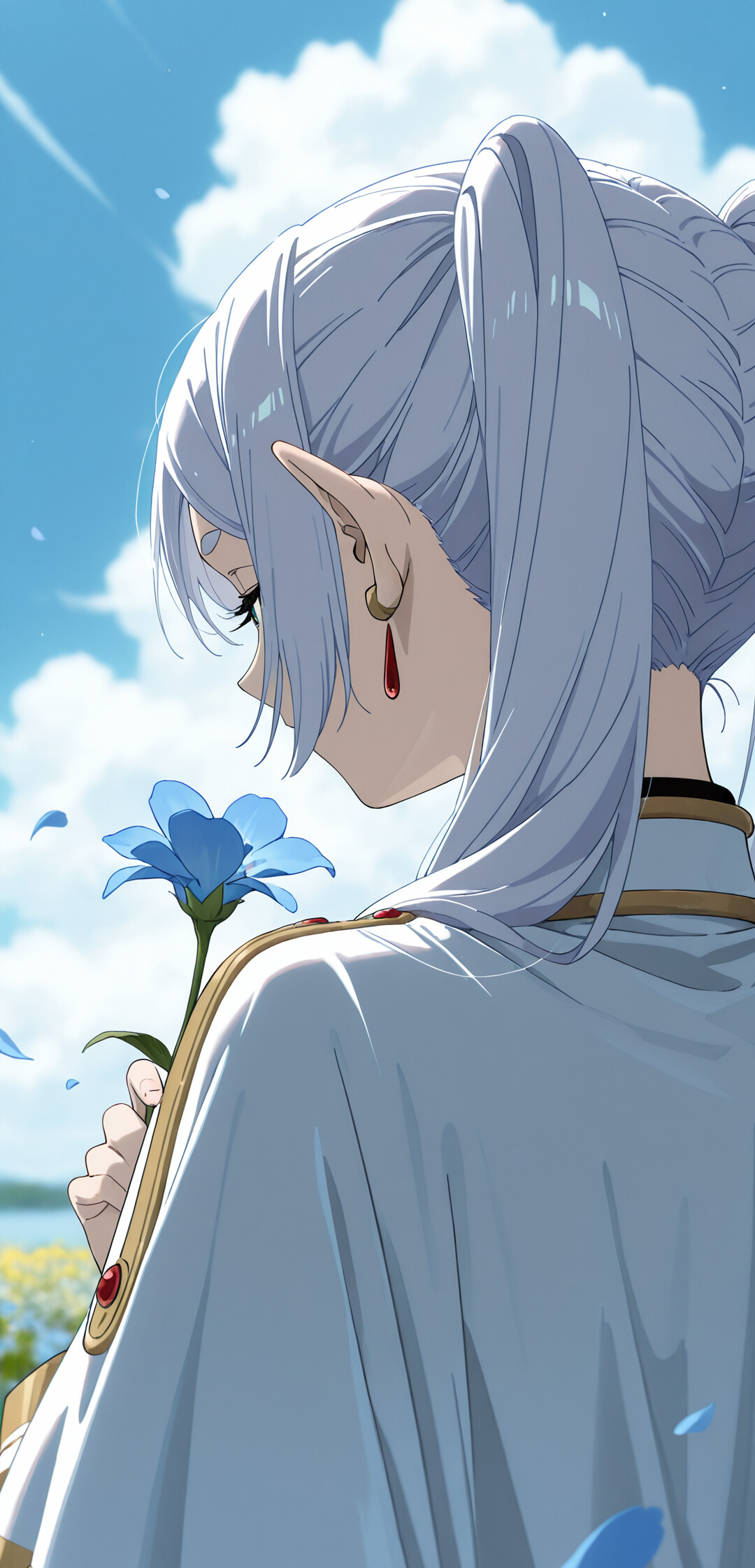 Une illustration d’anime représentant Frieren, une elfe, vue de dos, avec ses longs cheveux blancs attachés en deux couettes. Elle tient une seule fleur bleue et la regarde sous un ciel bleu clair parsemé de nuages blancs.