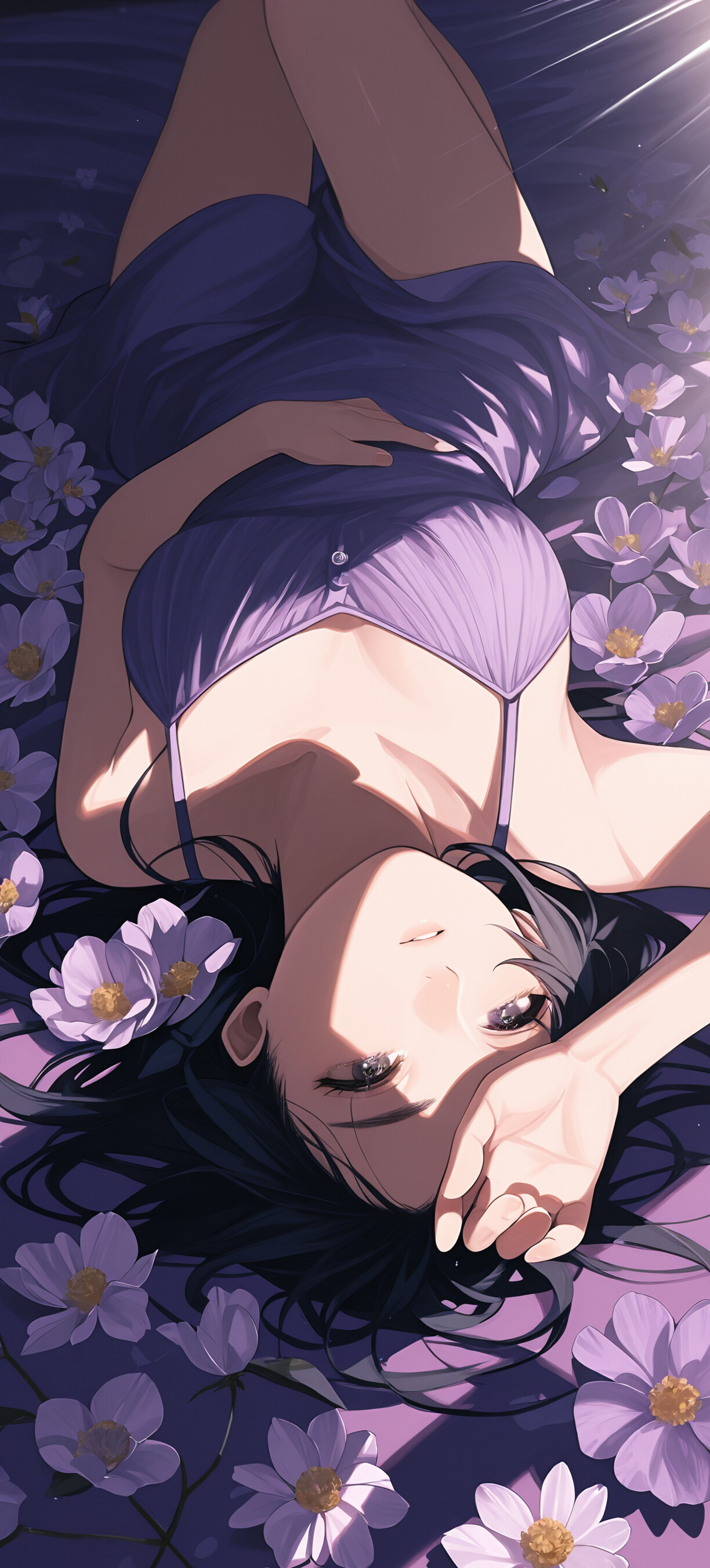 Une illustration de style manga représentant une femme aux longs cheveux noirs, allongée sur le dos dans un champ de fleurs violettes, la lumière du soleil projetant des ombres marquées sur elle.