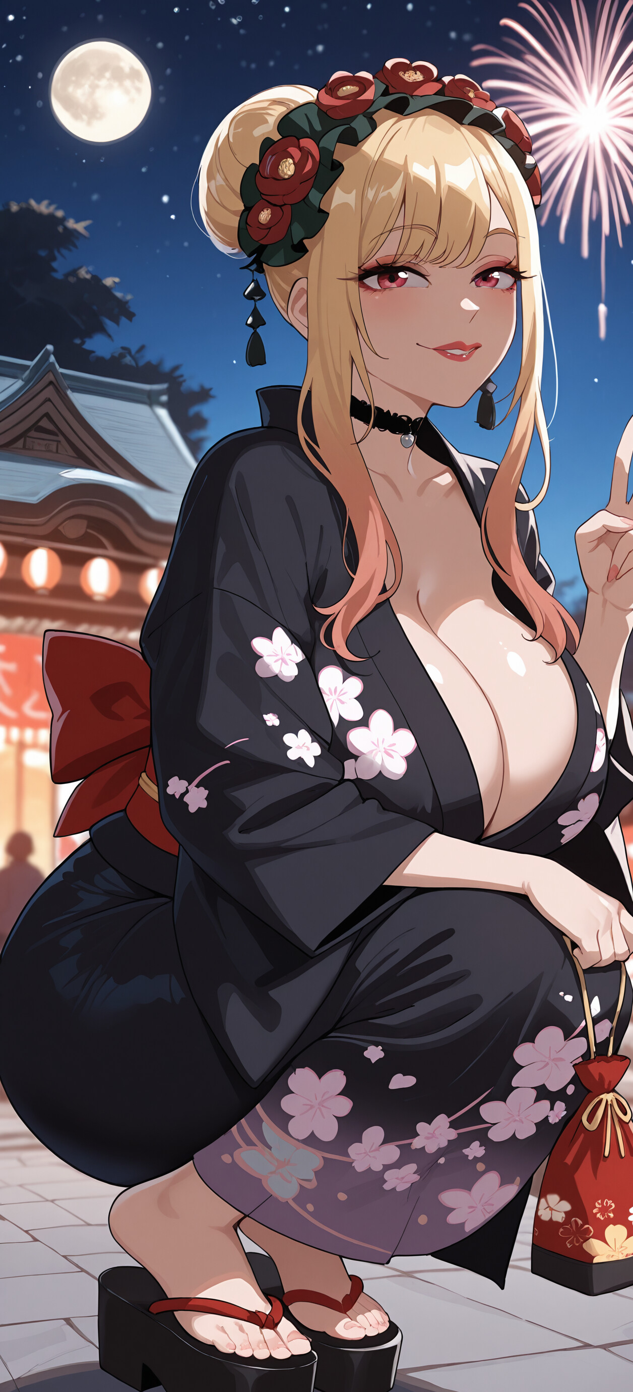 Marin Kitagawa, personnage de *My Dress-Up Darling*, est accroupie dans un yukata noir orné de fleurs roses lors d’un festival nocturne. Elle sourit et fait le signe de la paix tandis qu’un feu d’artifice éclate dans le ciel.