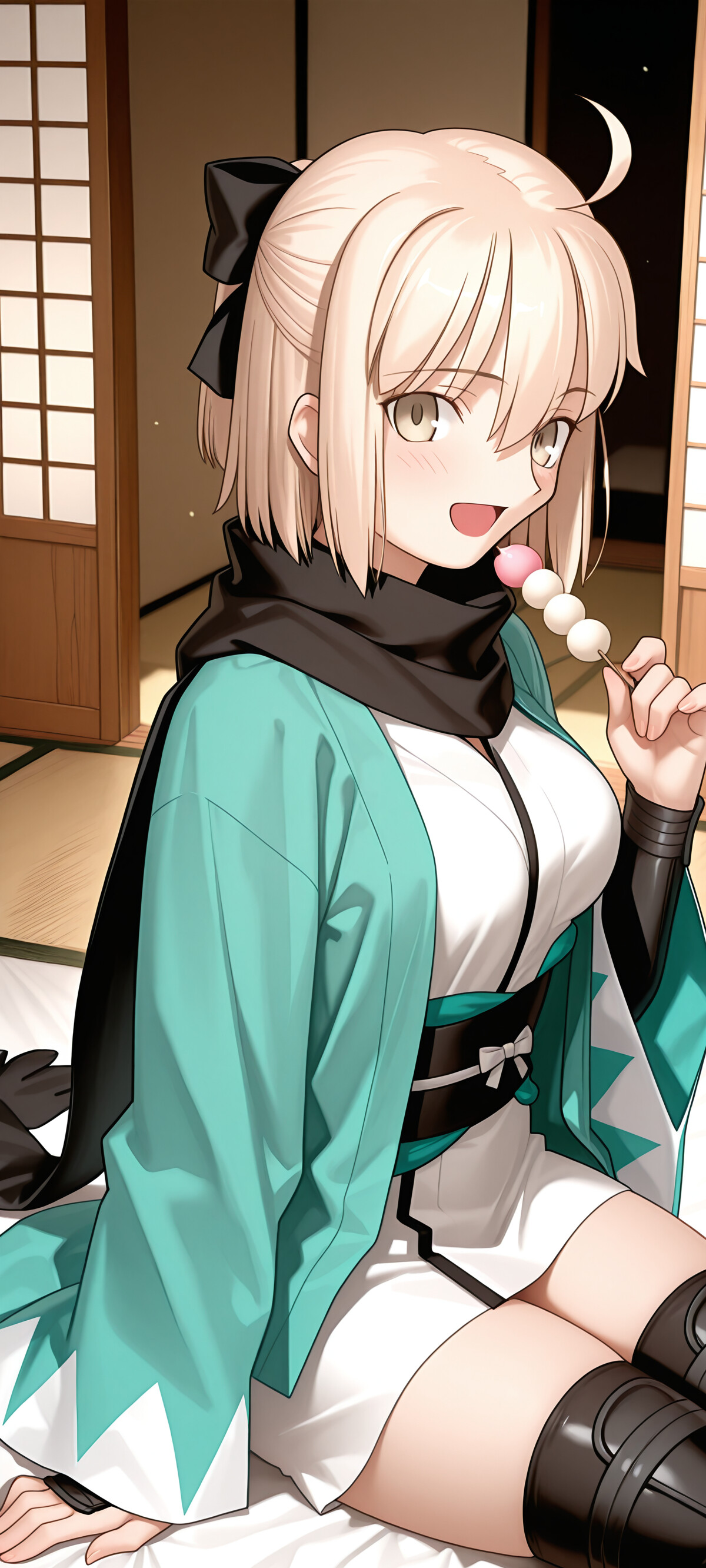 Okita Souji, un personnage d’anime issu de Fate/Grand Order, une jeune femme aux cheveux courts et blonds, portant un nœir noir, assise sur un tatami, vêtue d’un haori turquoise et d’un kimono blanc, et souriant en tenant une brochette de dango orange.