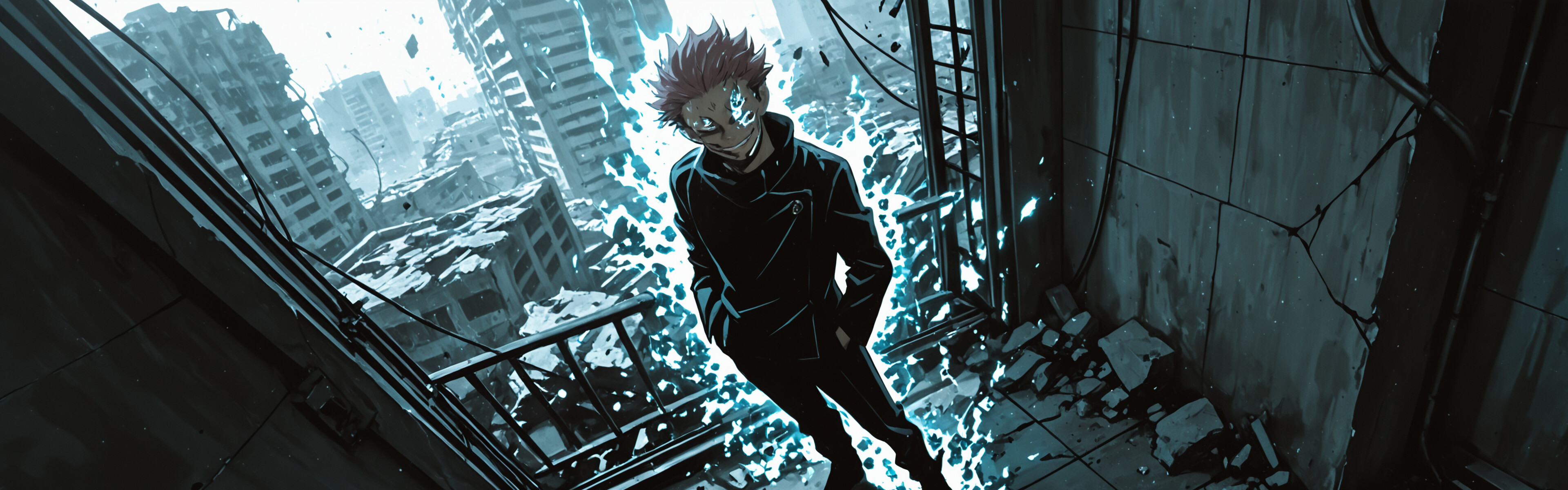 Ryomen Sukuna, personnage de Jujutsu Kaisen, se tient dans une ville en ruines, et affiche un sourire menaçant à la caméra, dans une perspective en plongée.